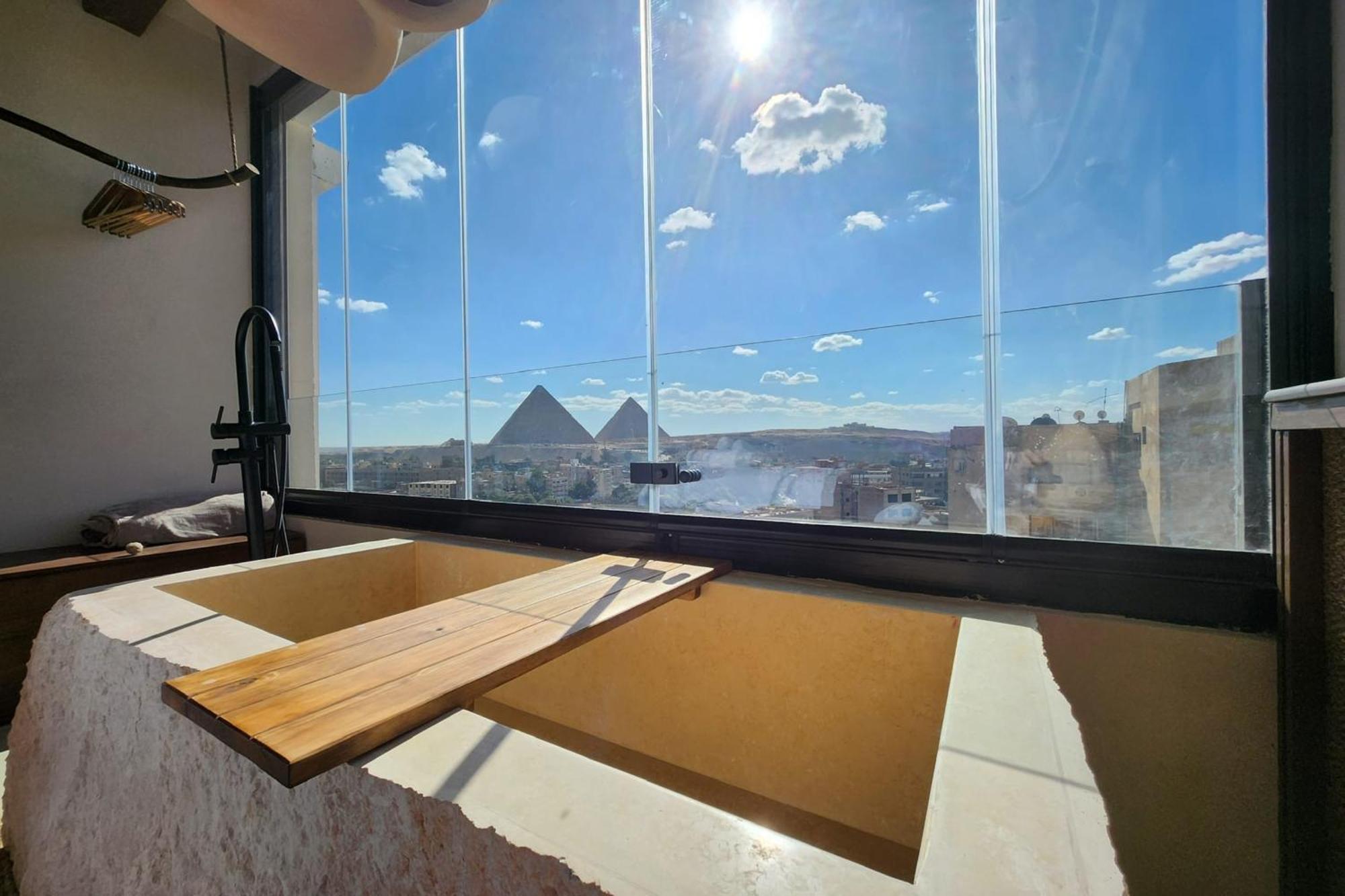 The 2 Bdr Pyramids Vista W Bathtub Apartment *