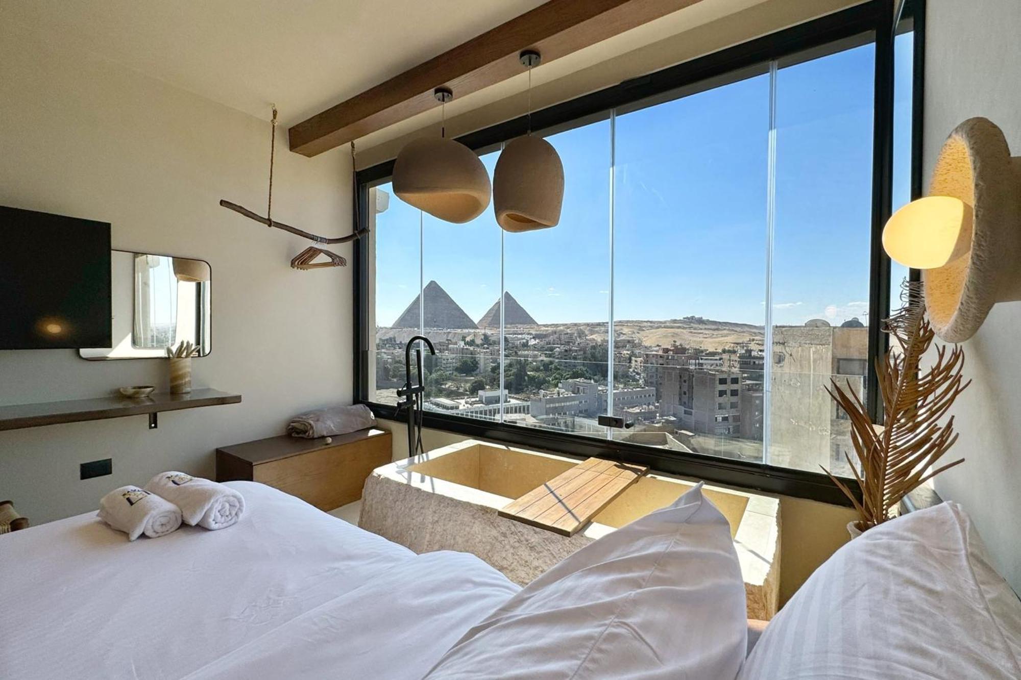 The 2 Bdr Pyramids Vista W Bathtub *