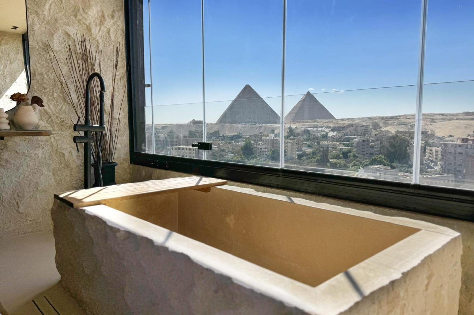 The 2 Bdr Pyramids Vista W Bathtub Apartment