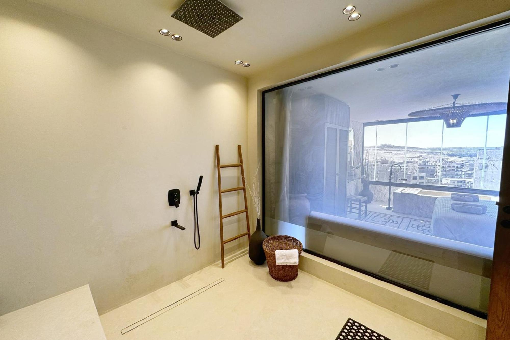 The 2 Bdr Pyramids Vista W Bathtub Apartment