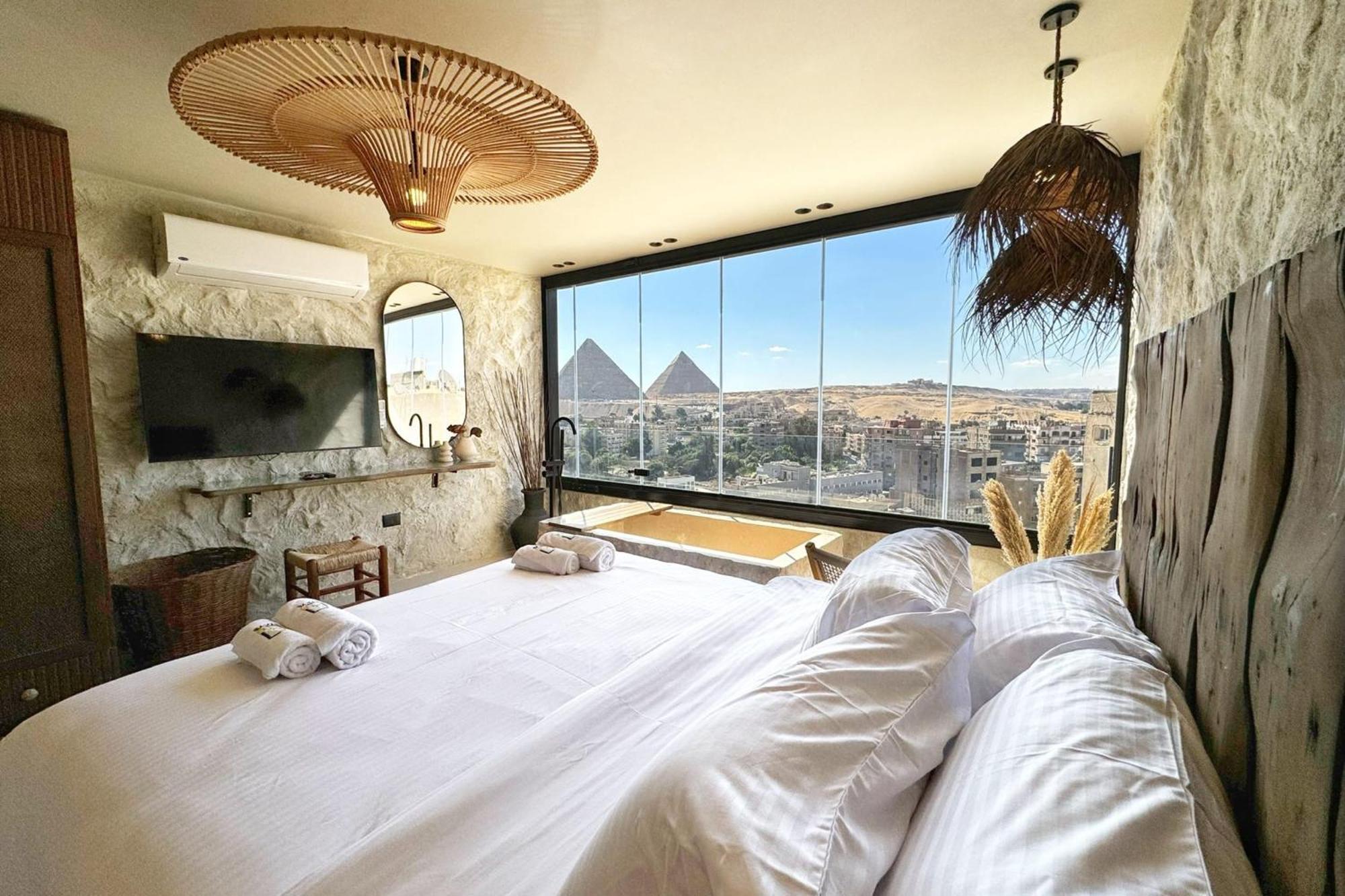The 2 Bdr Pyramids Vista W Bathtub *