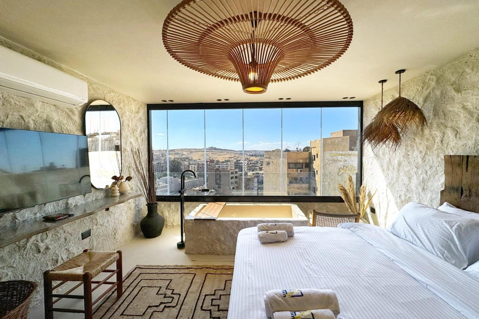 The 2 Bdr Pyramids Vista W Bathtub *