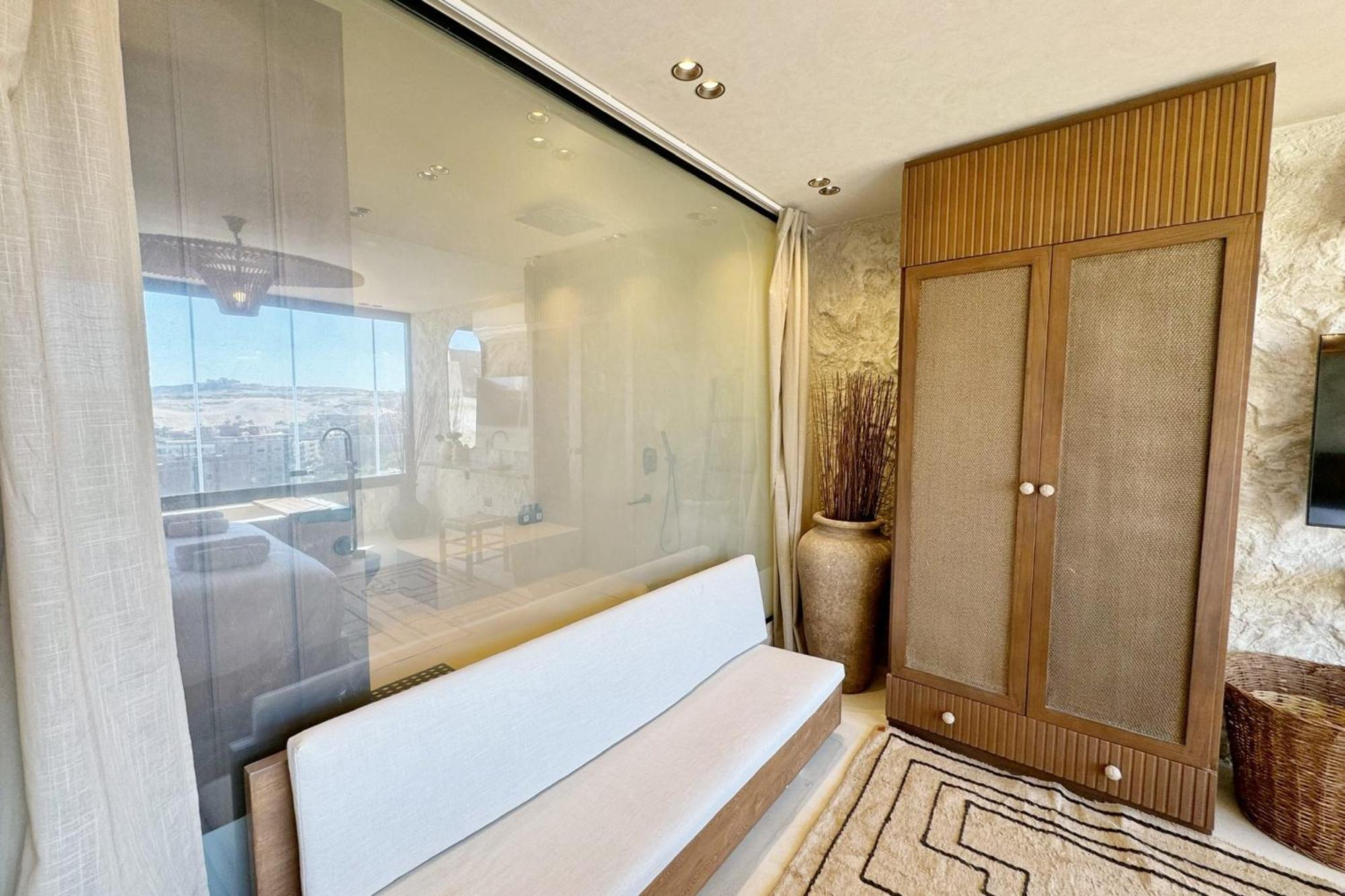 The 2 Bdr Pyramids Vista W Bathtub