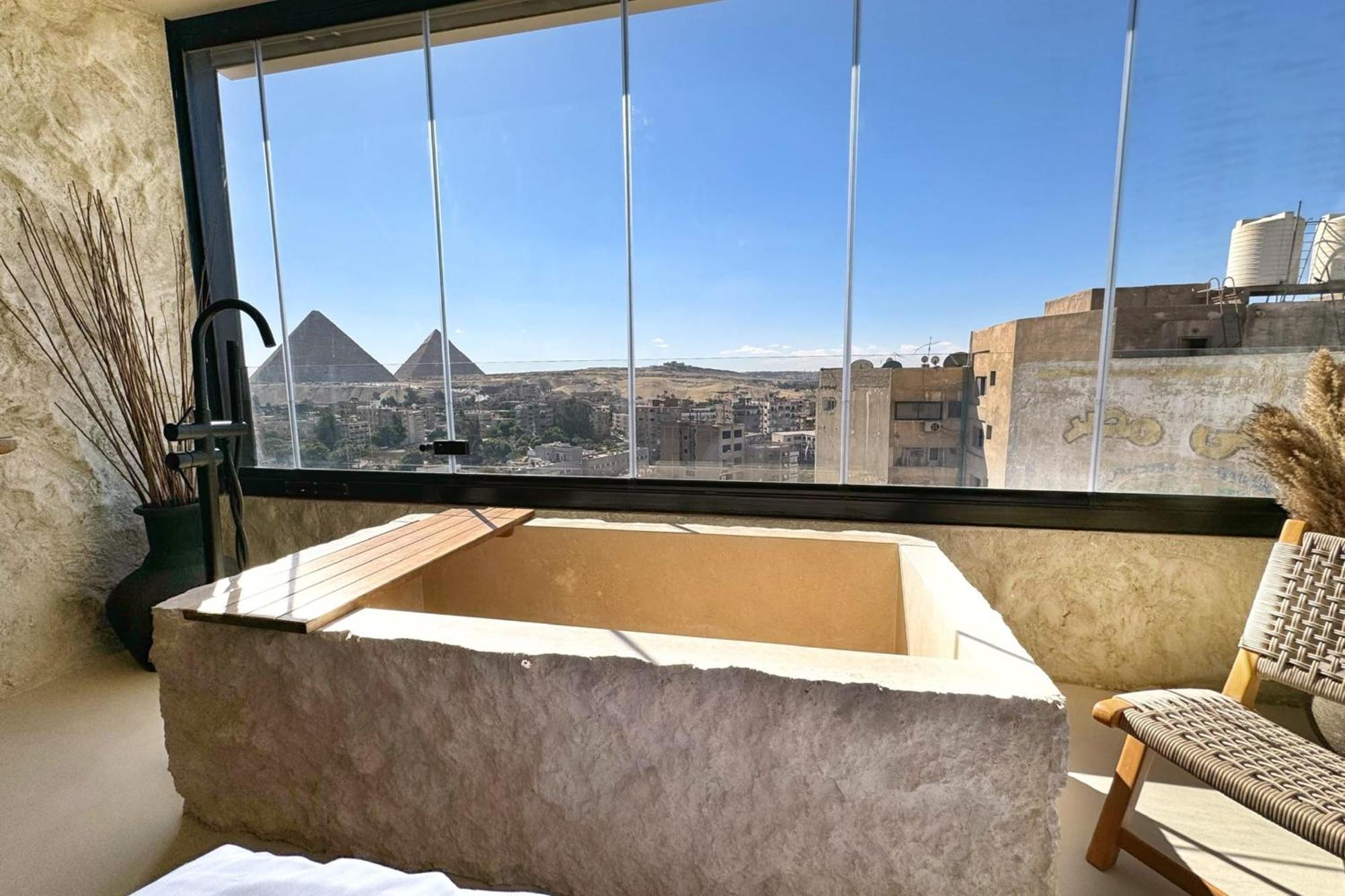 The 2 Bdr Pyramids Vista W Bathtub Apartment